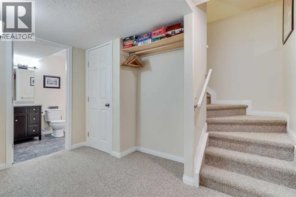 2 Cougar Ridge Bay SW