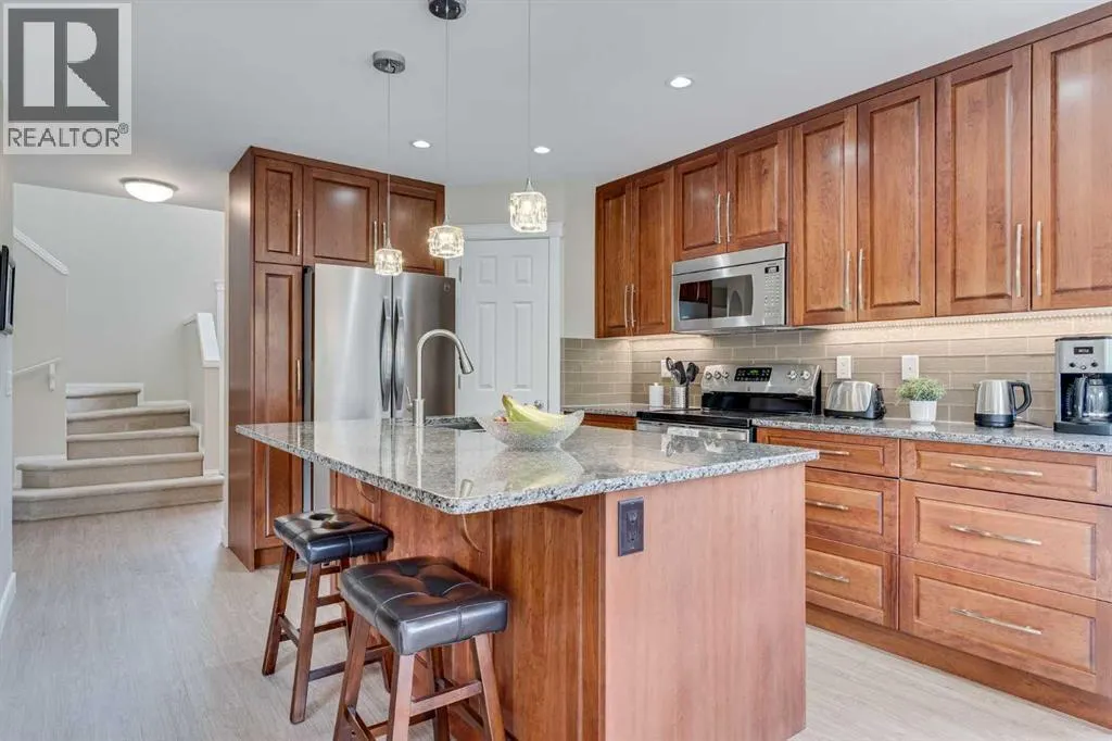 2 Cougar Ridge Bay SW