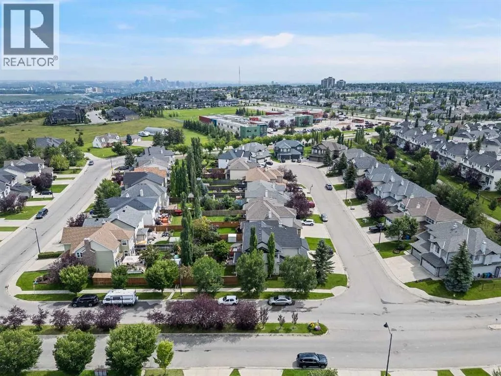 2 Cougar Ridge Bay SW