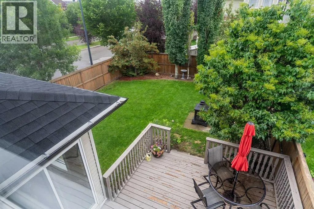 2 Cougar Ridge Bay SW