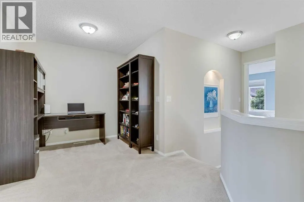 2 Cougar Ridge Bay SW