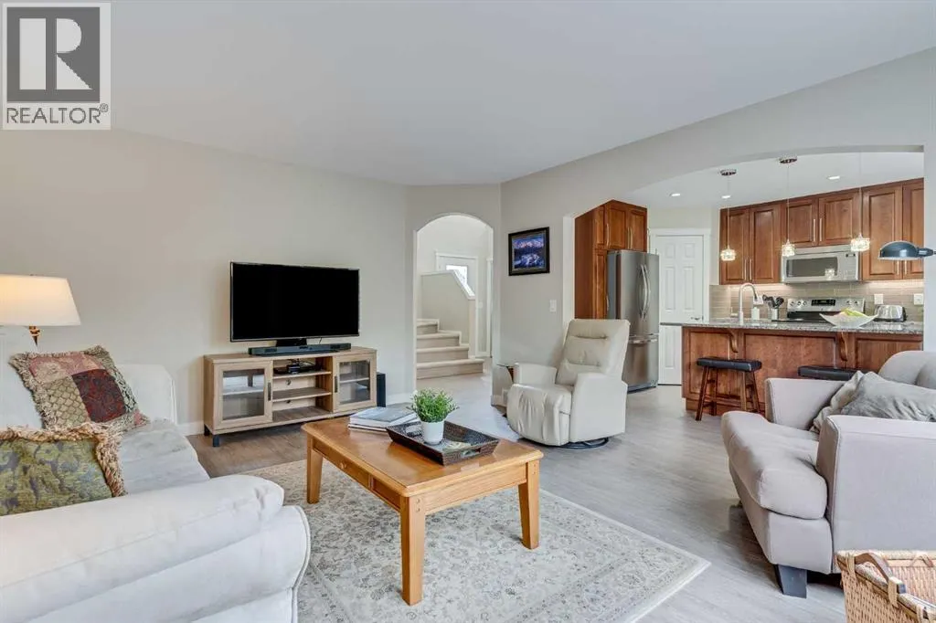 2 Cougar Ridge Bay SW