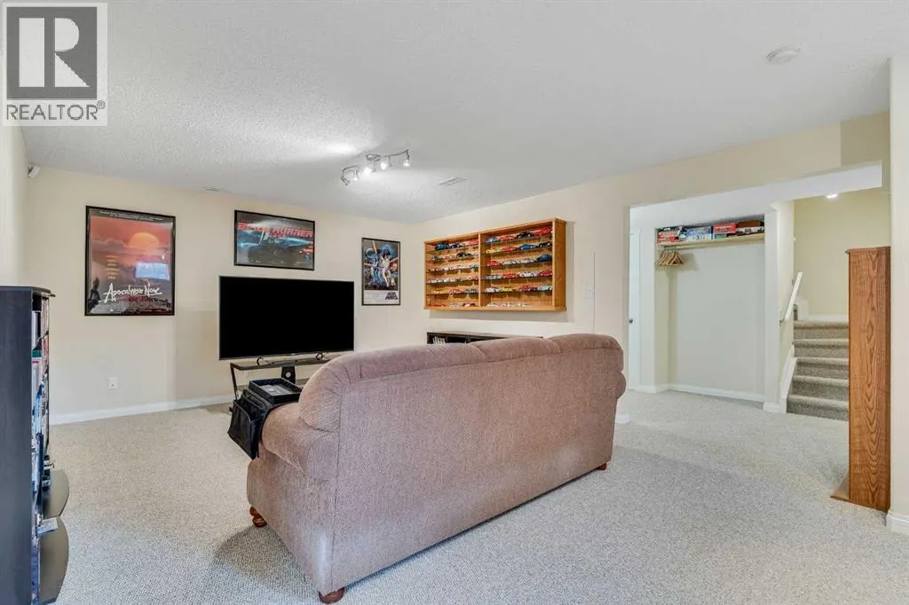 2 Cougar Ridge Bay SW