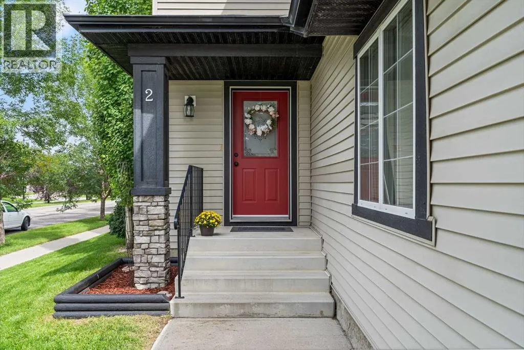 2 Cougar Ridge Bay SW