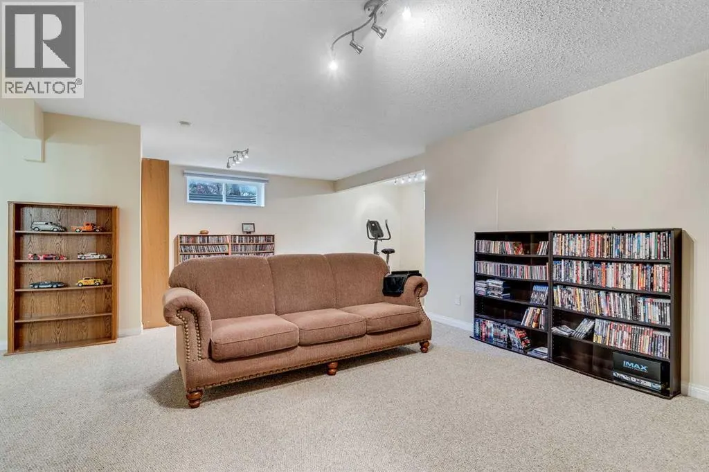 2 Cougar Ridge Bay SW