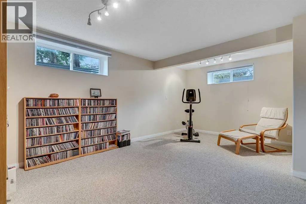 2 Cougar Ridge Bay SW