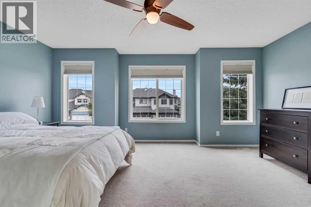 2 Cougar Ridge Bay SW