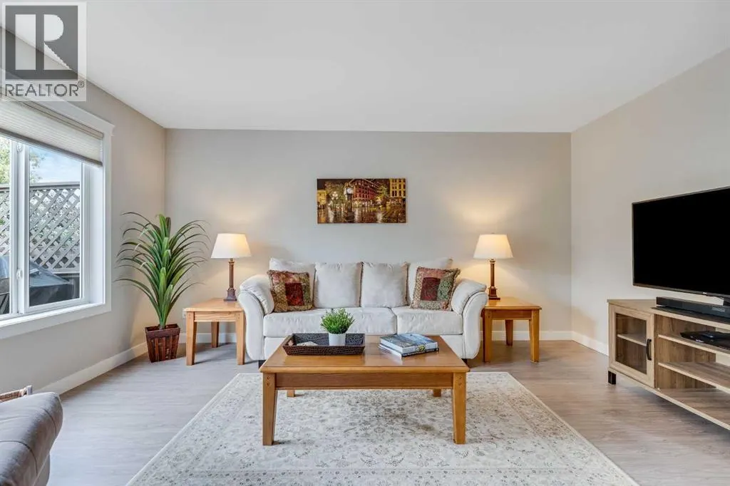 2 Cougar Ridge Bay SW