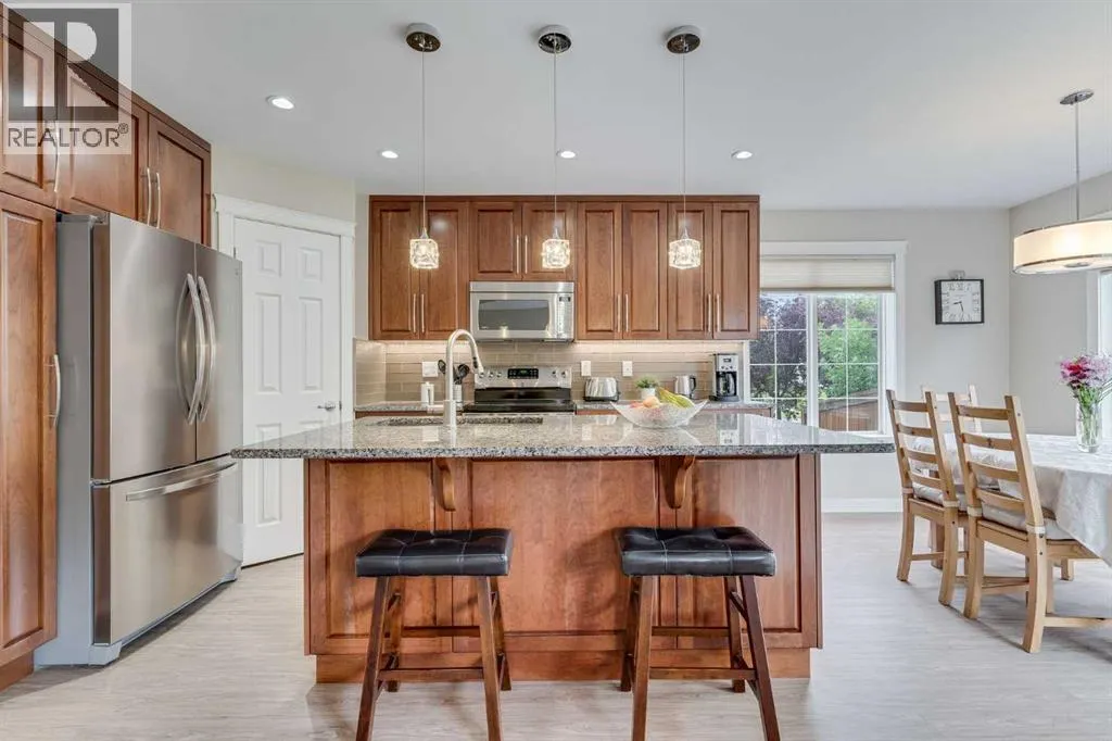 2 Cougar Ridge Bay SW