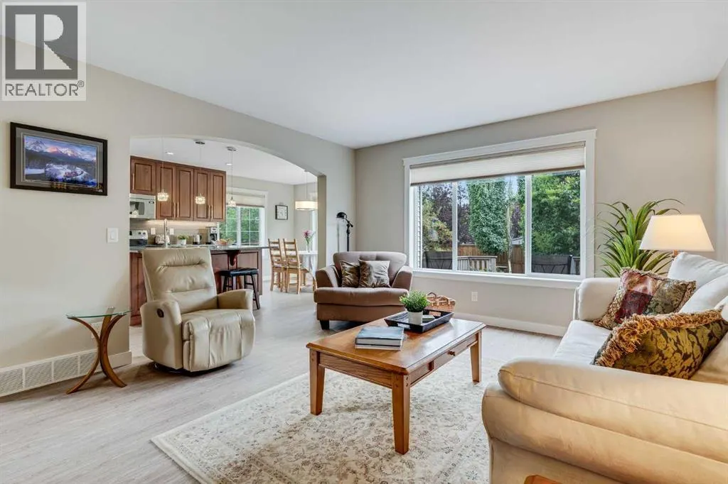 2 Cougar Ridge Bay SW