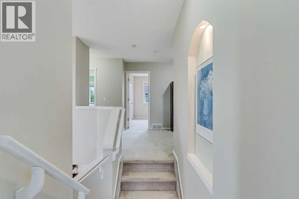 2 Cougar Ridge Bay SW