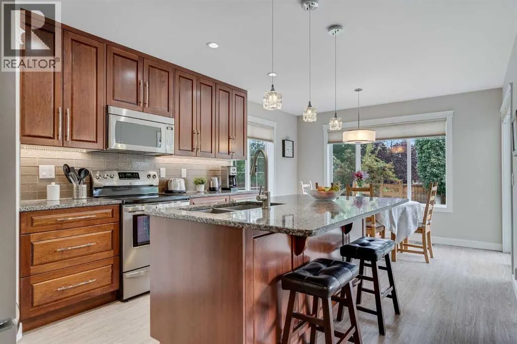 2 Cougar Ridge Bay SW