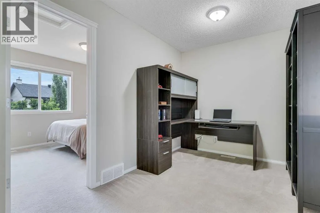 2 Cougar Ridge Bay SW