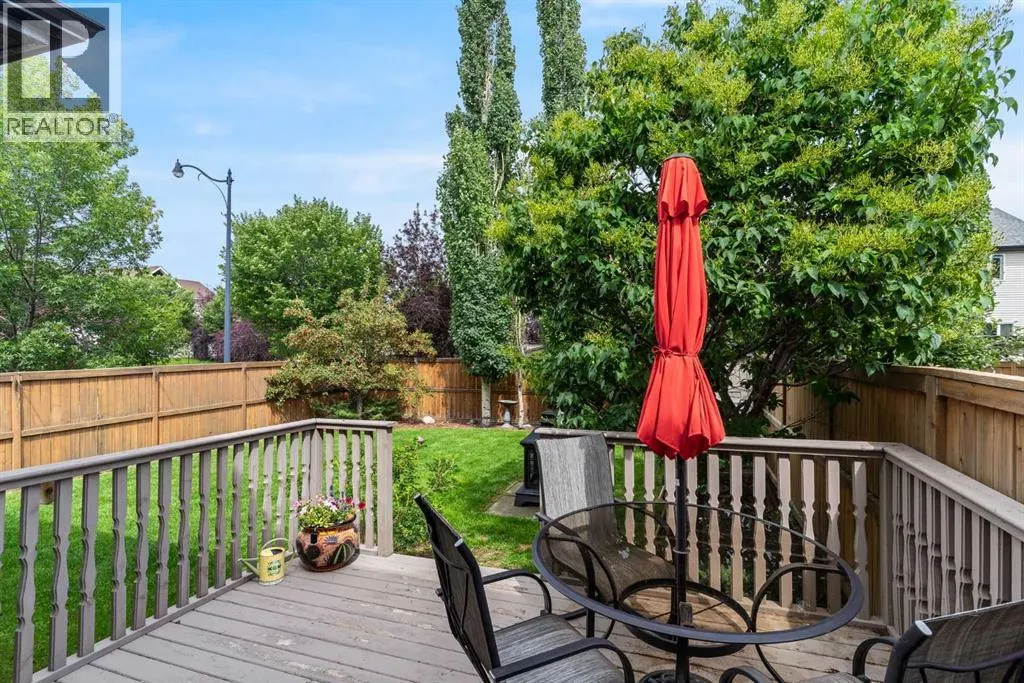 2 Cougar Ridge Bay SW