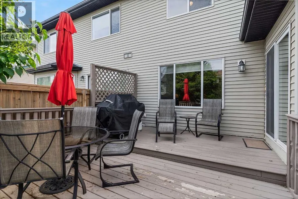2 Cougar Ridge Bay SW
