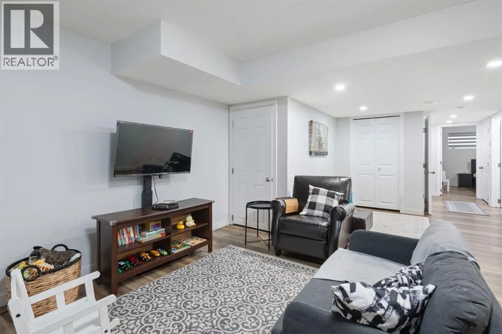 306 Corner Meadows Way NE