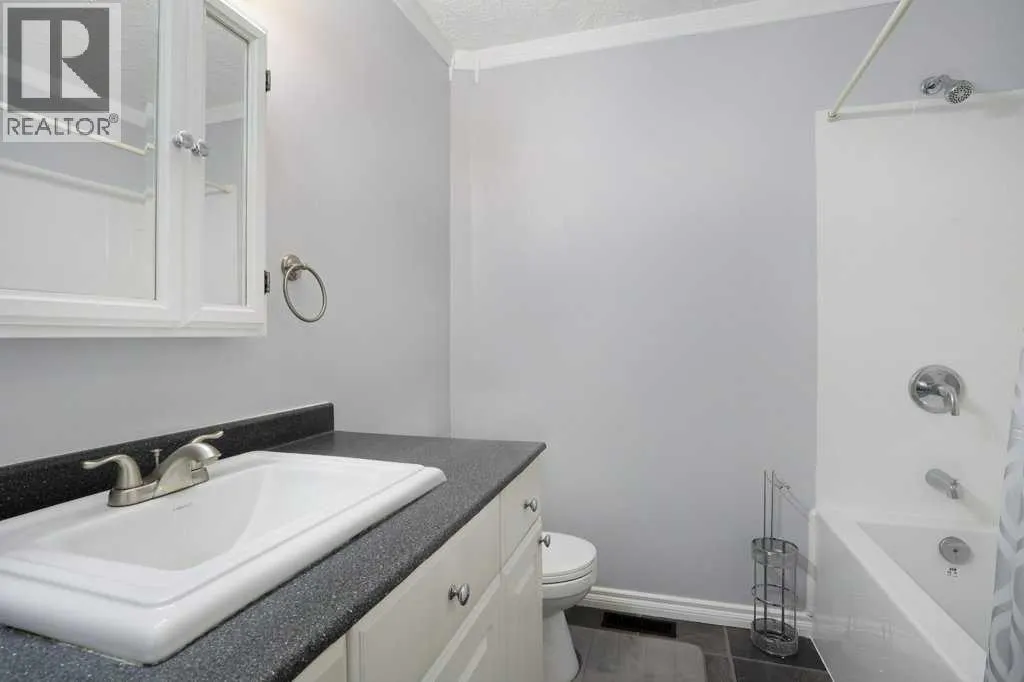 15 Westbrook Crescent W