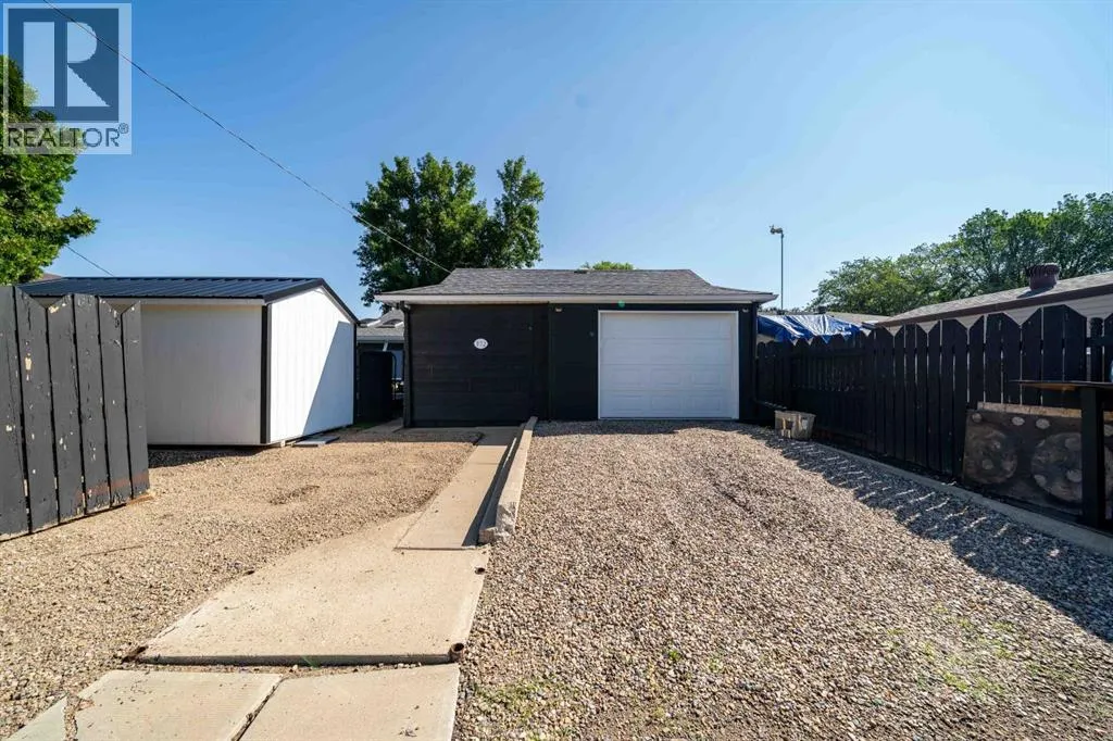 972 Bassett Crescent NW