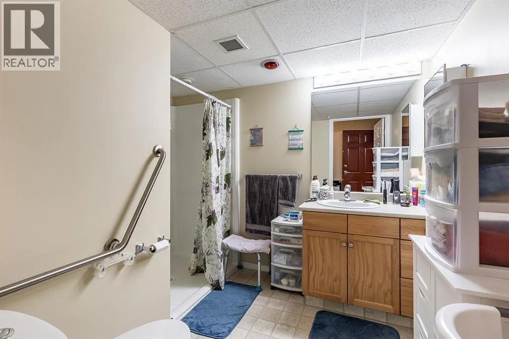 215, 1595 Southview Drive SE