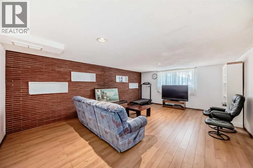 220 Cardiff Drive NW