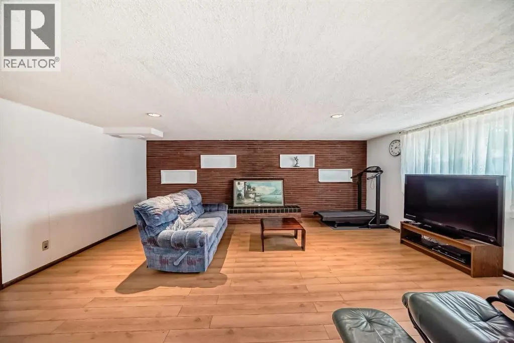 220 Cardiff Drive NW