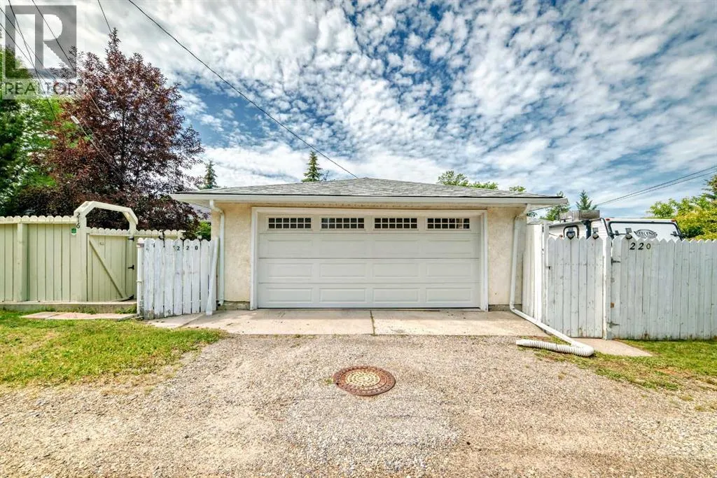 220 Cardiff Drive NW