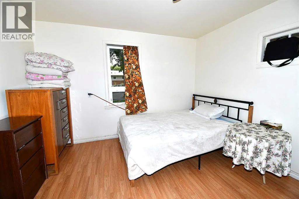 127 2 Street E
