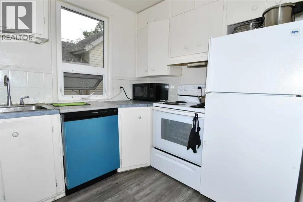 127 2 Street E