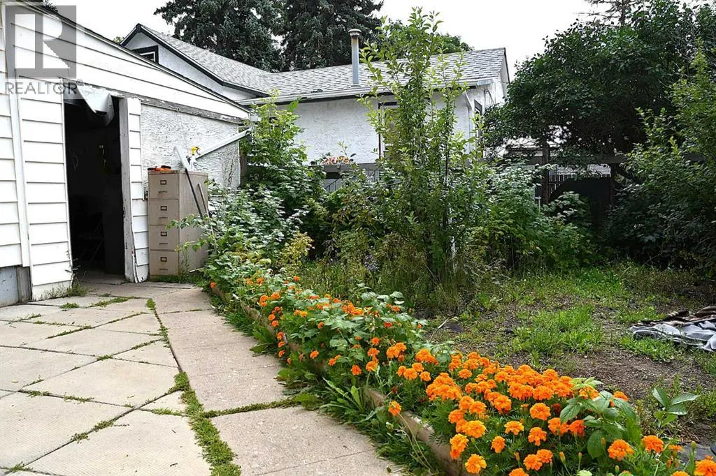 127 2 Street E