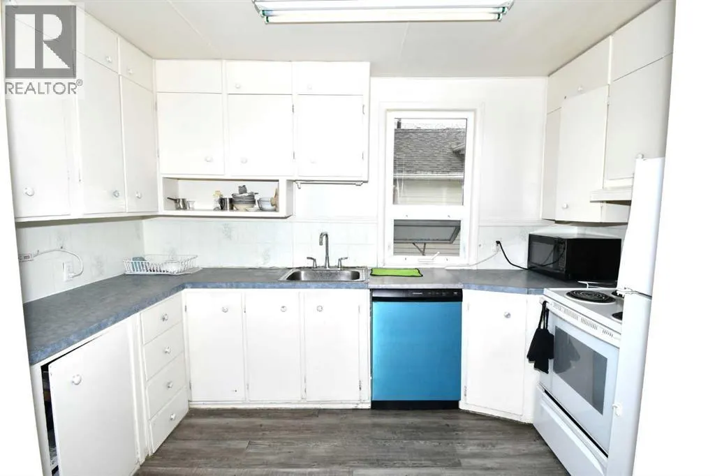 127 2 Street E