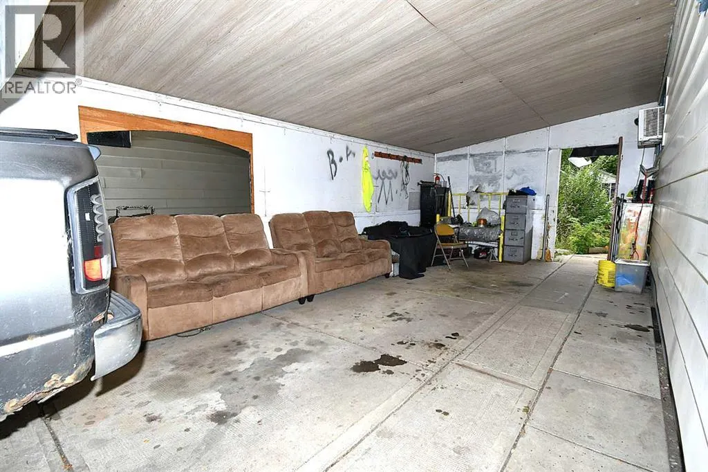 127 2 Street E