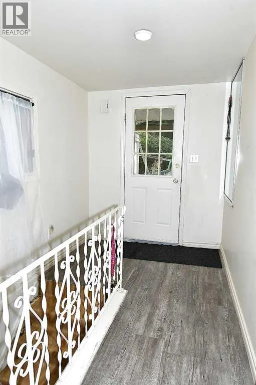 127 2 Street E
