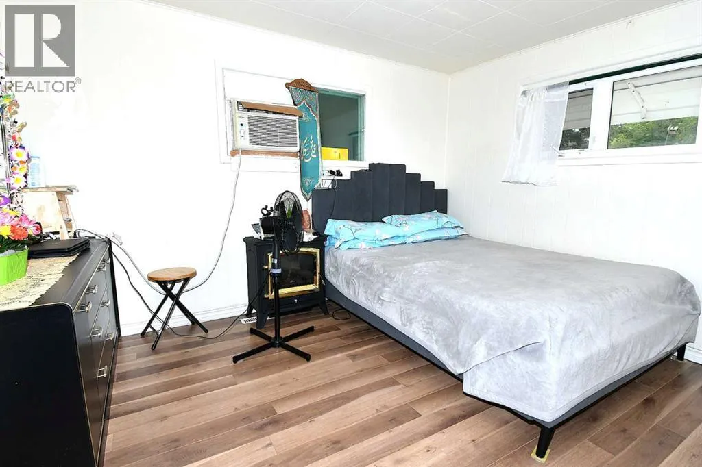 127 2 Street E