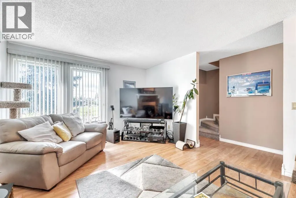 5 Falsby Place NE
