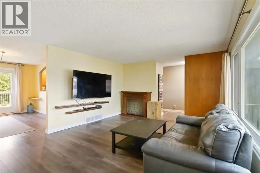 106 Hilltop Crescent