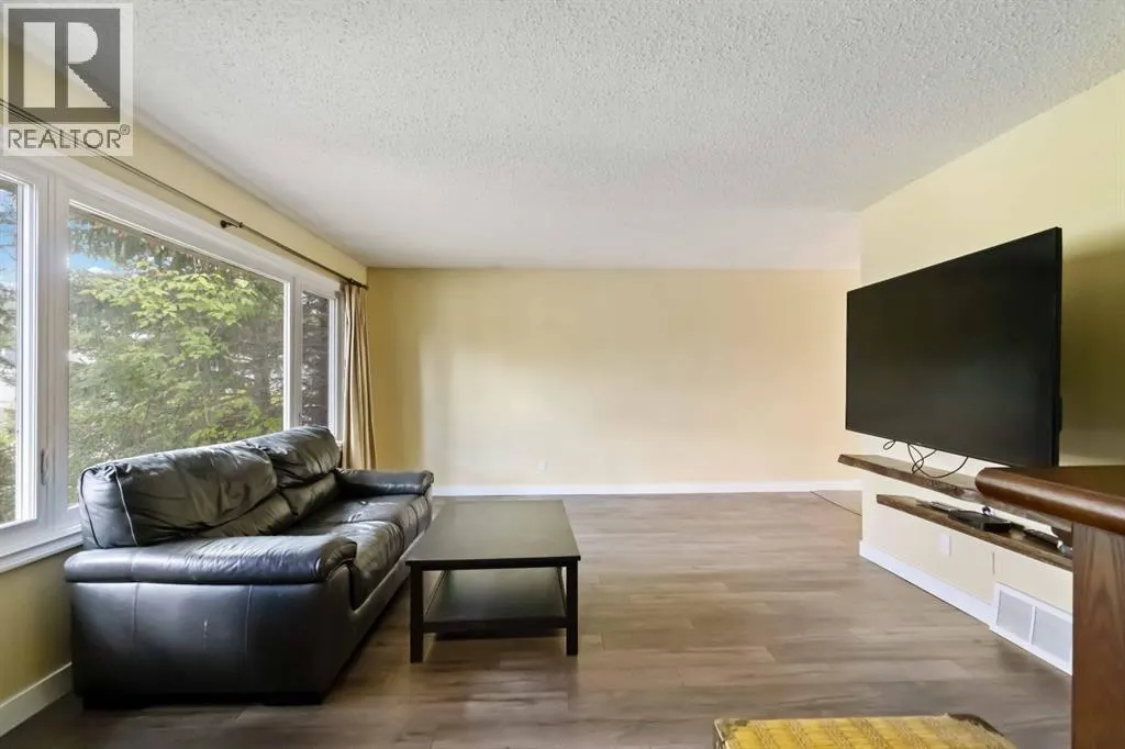 106 Hilltop Crescent