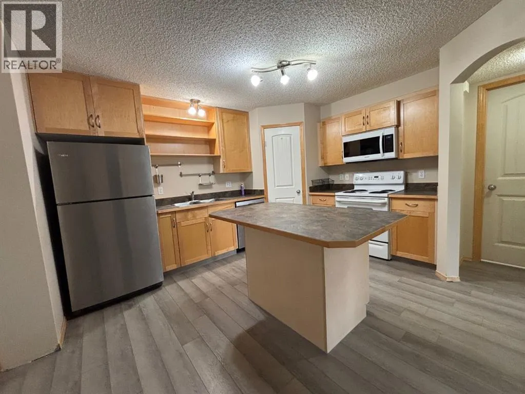 106, 8 Everridge Square SW