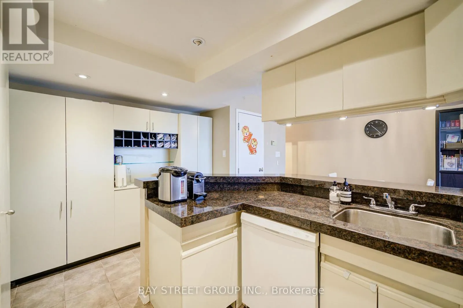 2203 - 1001 BAY STREET