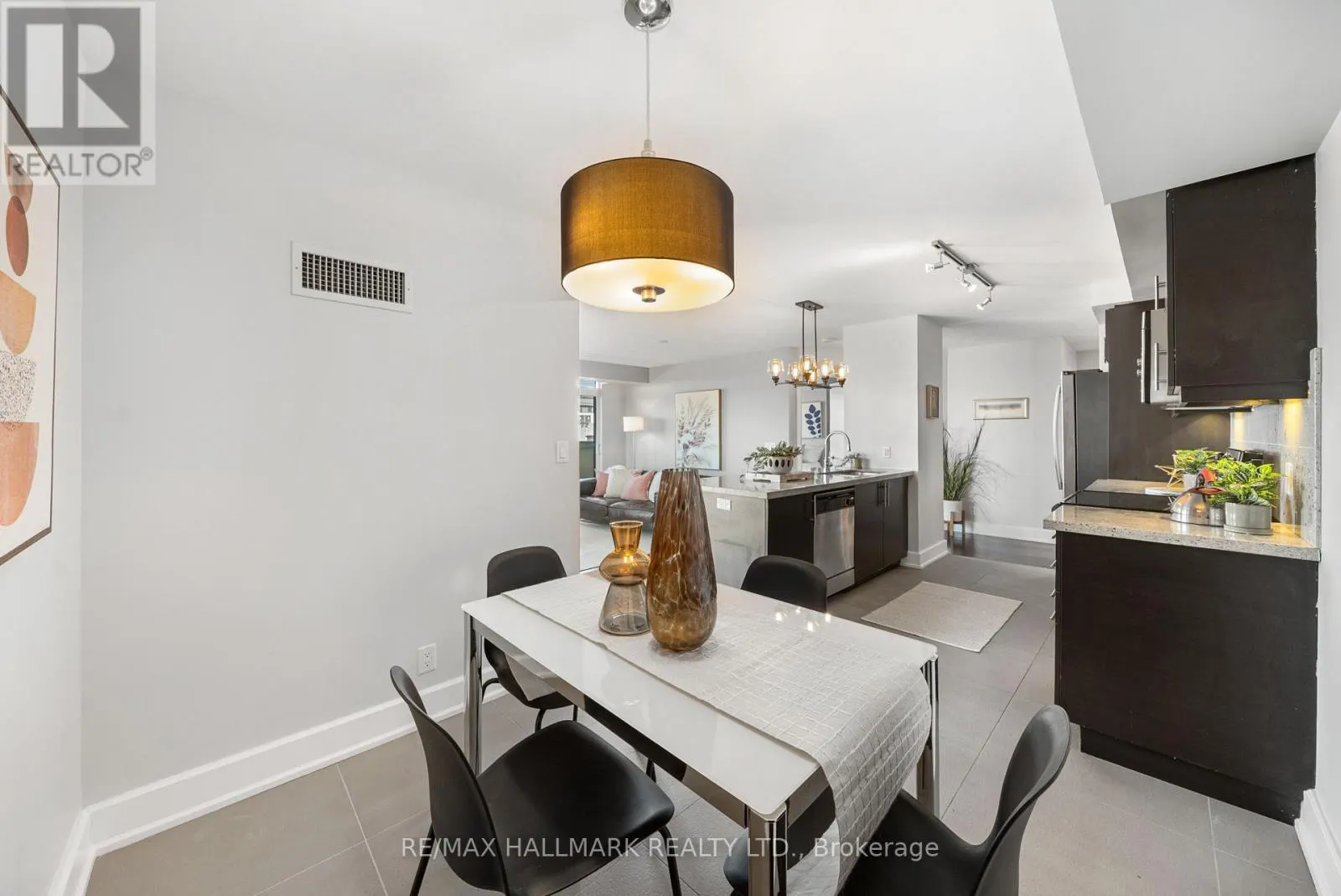 708 - 676 SHEPPARD AVENUE E