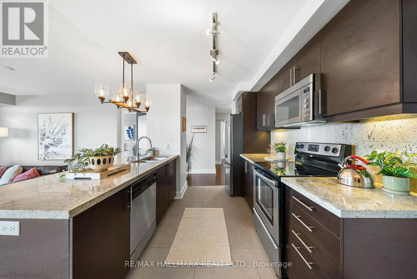 708 - 676 SHEPPARD AVENUE E