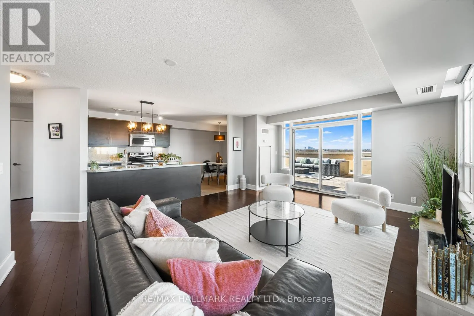 708 - 676 SHEPPARD AVENUE E