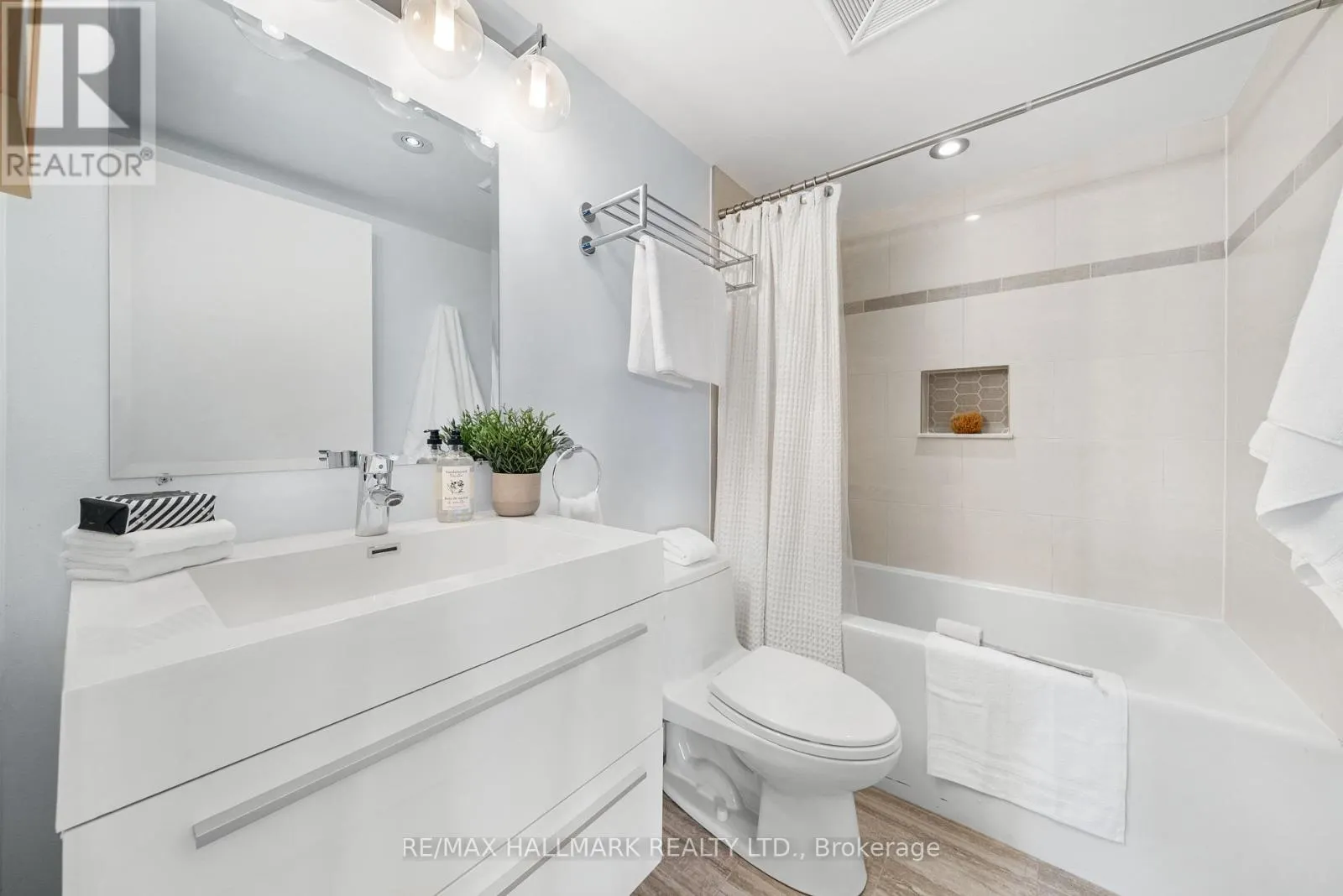 708 - 676 SHEPPARD AVENUE E