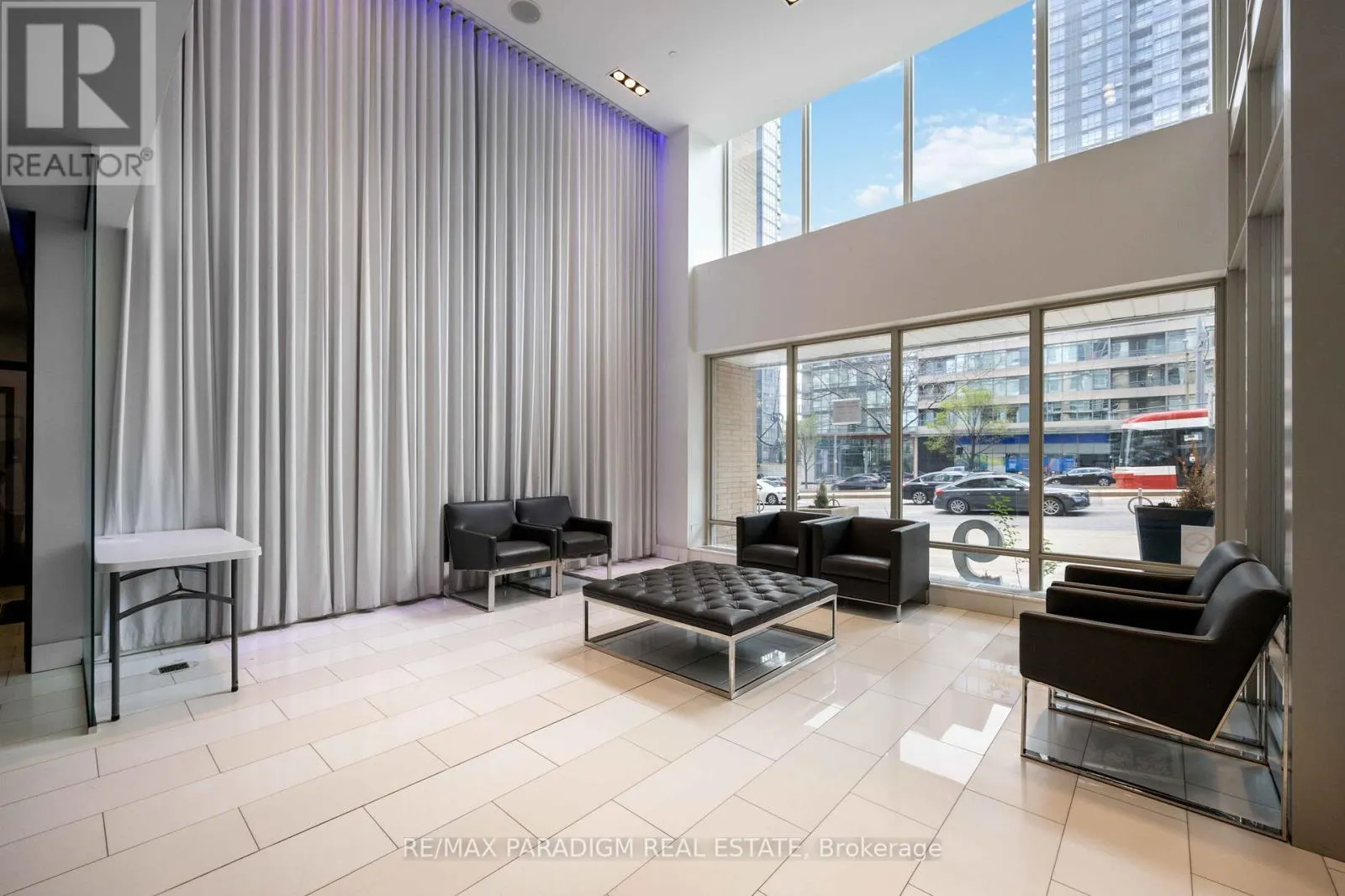 611 - 9 SPADINA AVENUE