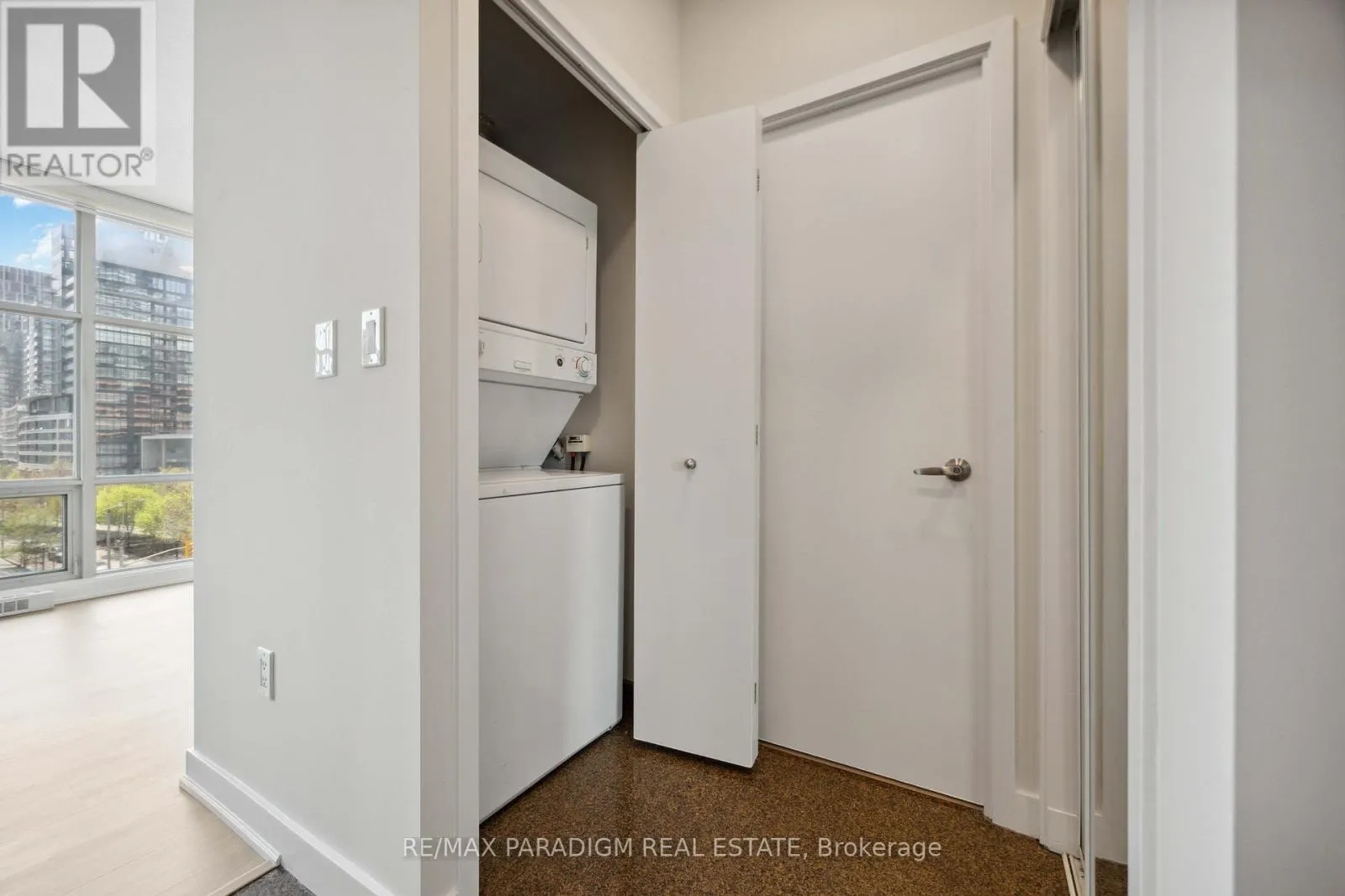 611 - 9 SPADINA AVENUE