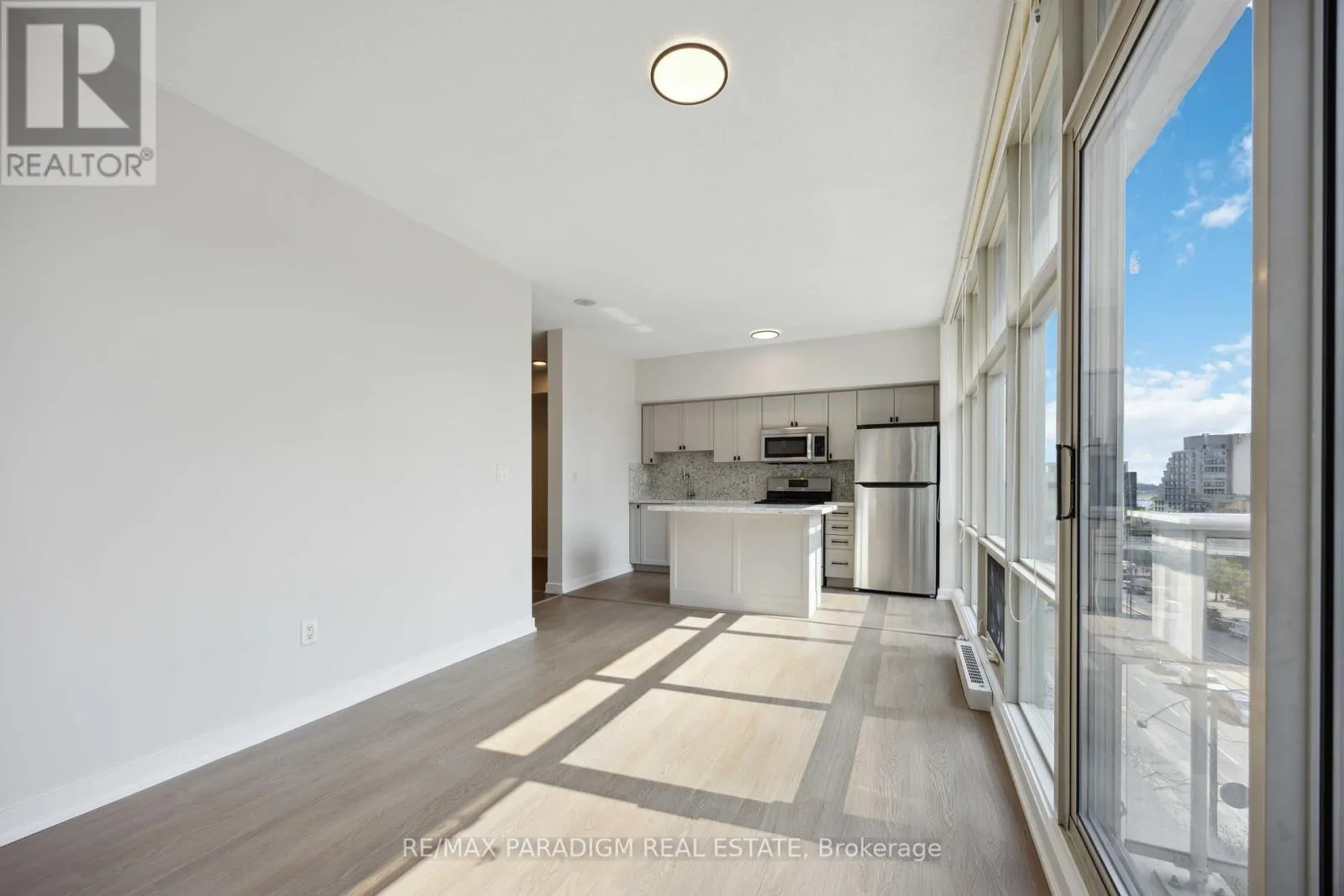 611 - 9 SPADINA AVENUE
