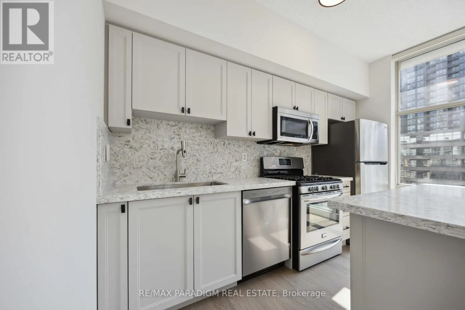 611 - 9 SPADINA AVENUE