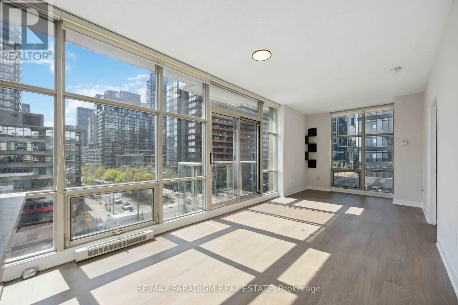 611 - 9 SPADINA AVENUE