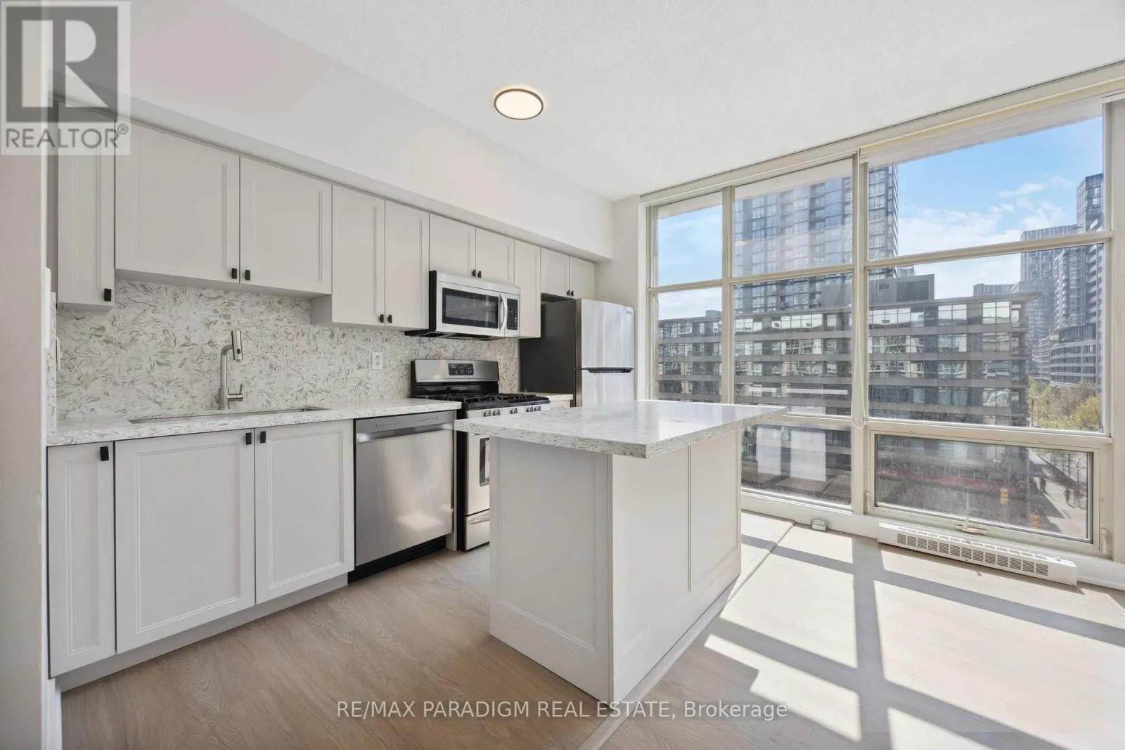 611 - 9 SPADINA AVENUE