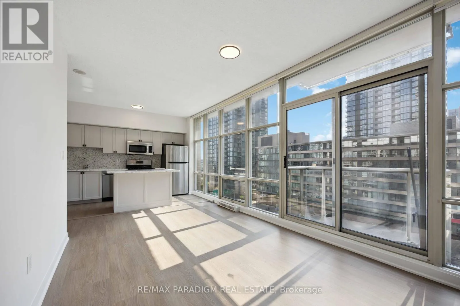 611 - 9 SPADINA AVENUE