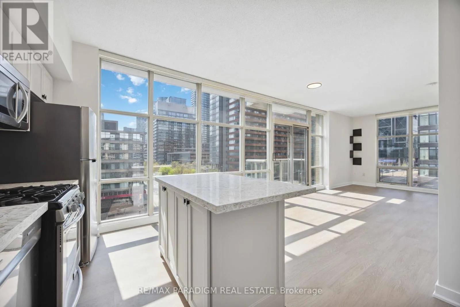 611 - 9 SPADINA AVENUE